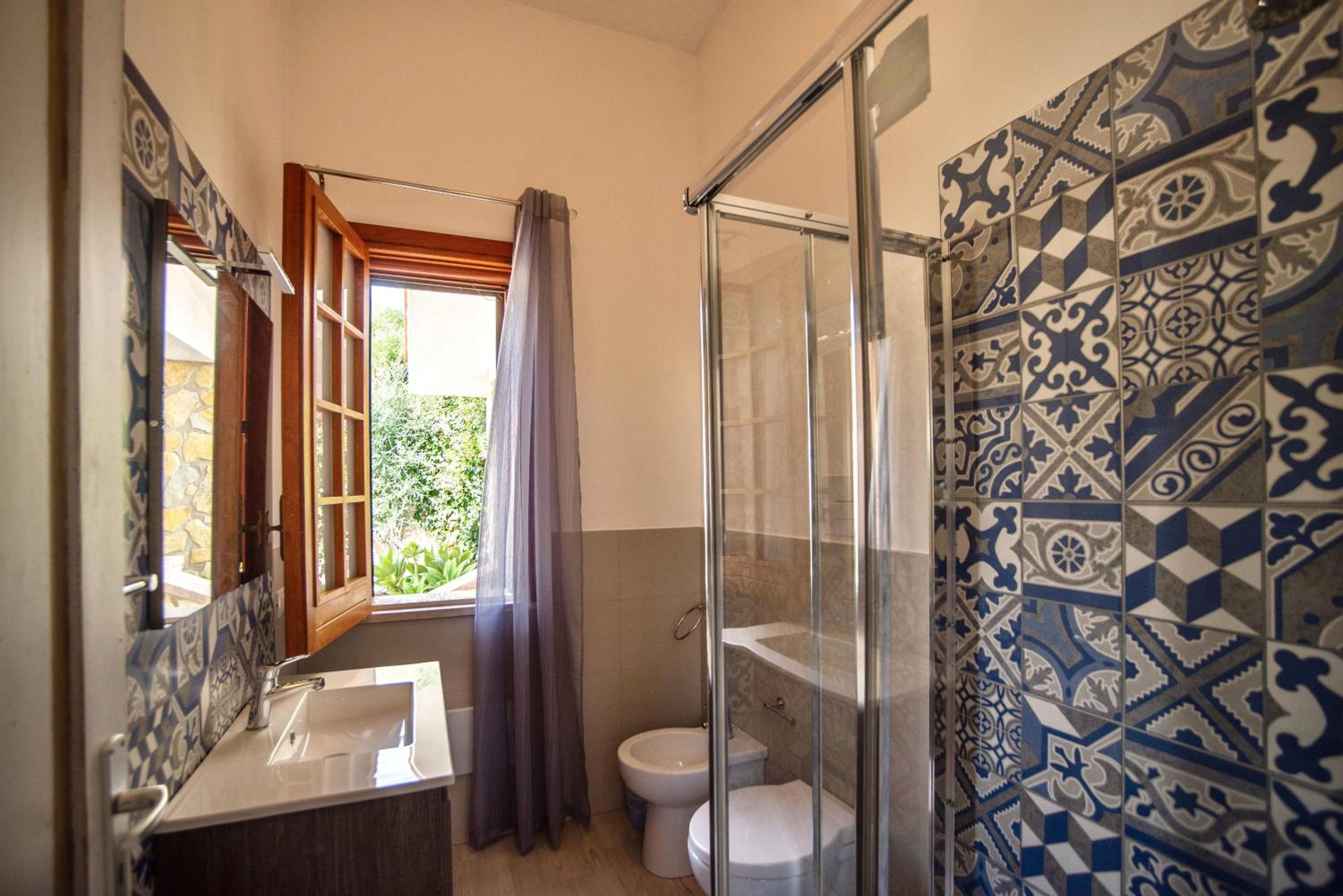 Villa Reyna en Scopello — bathroom