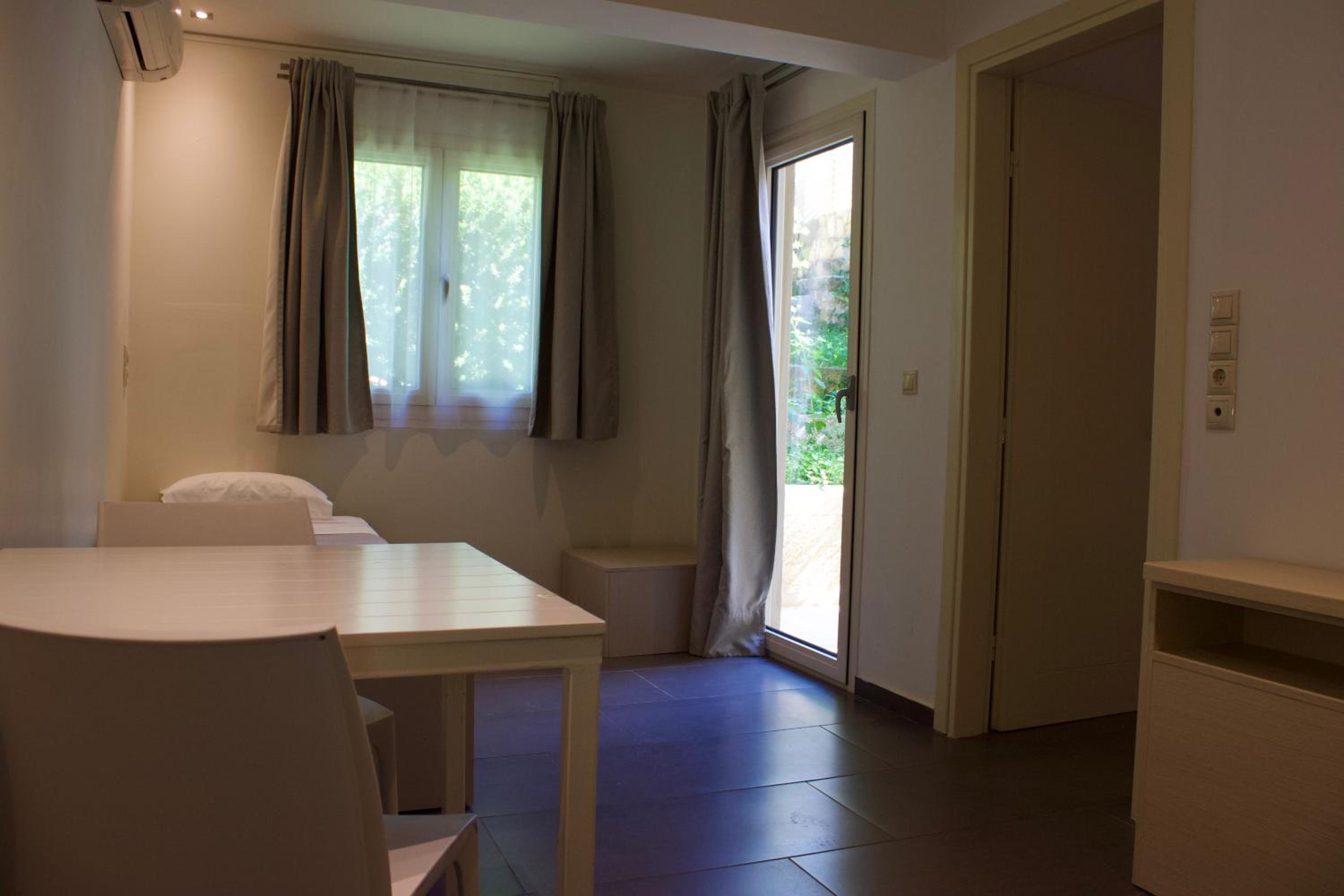 Makris Yialos Apartments