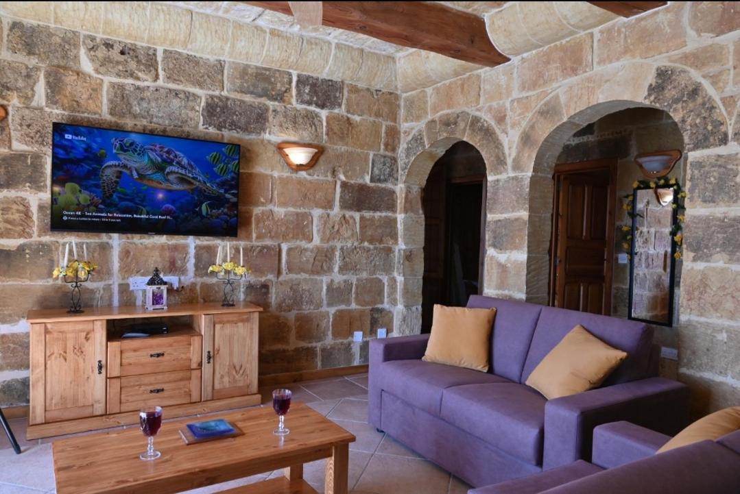 Ta' Nikola Farmhouse, Xaghra view 4