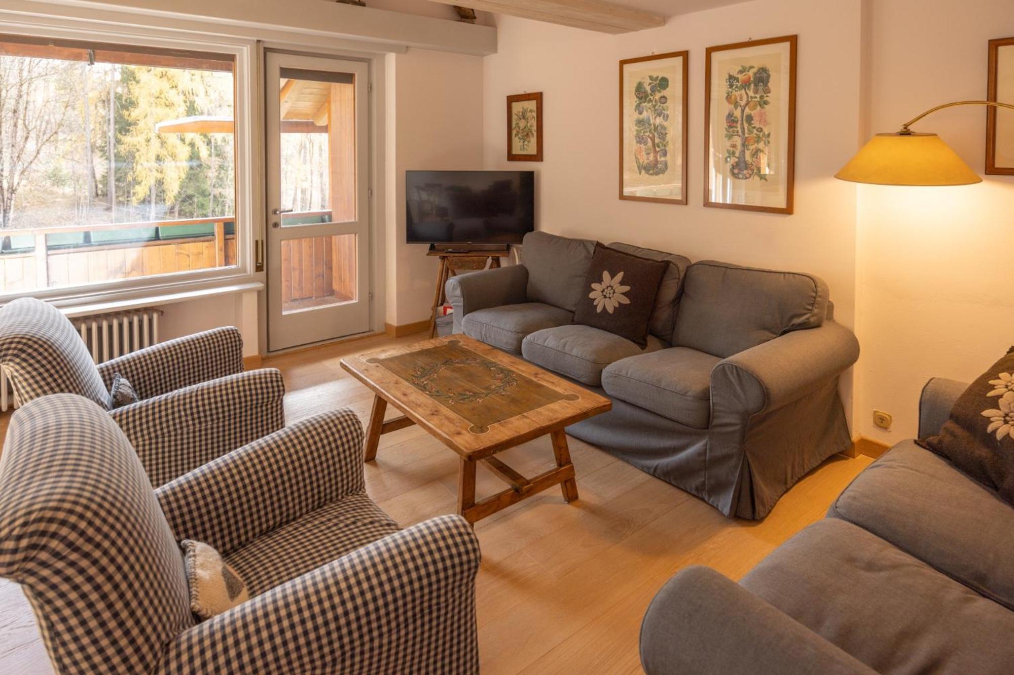 Casa Funivia, immersa nel verde e vicina al centro di Cortina view 5