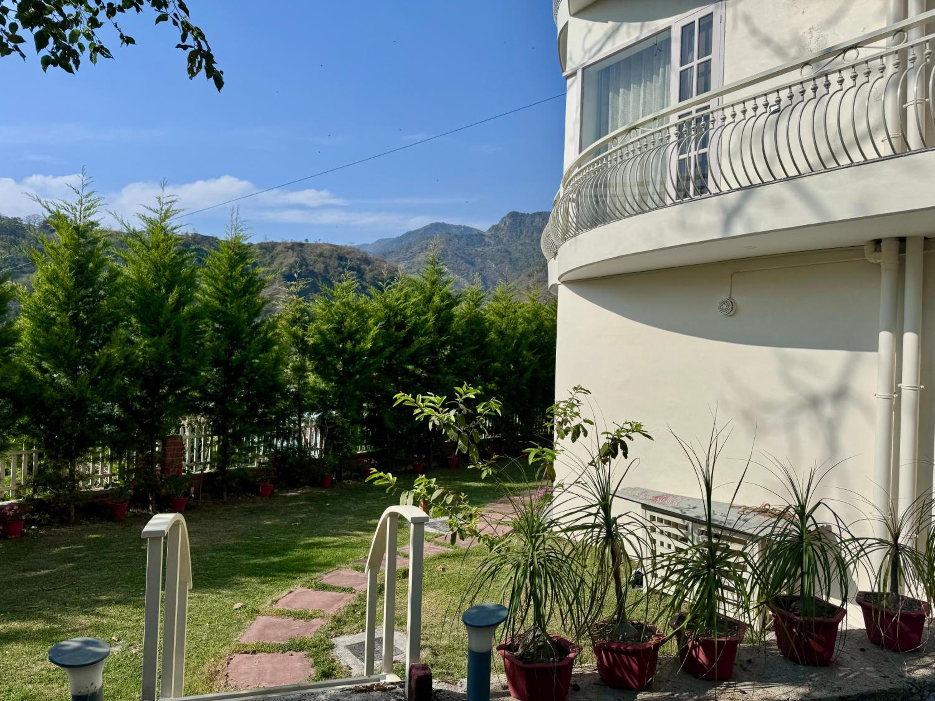 Bella Casa 3BHK LUX Villa, Gardens & Mountain Stay view 2
