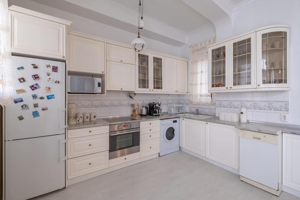 Aristocratic Elegant 2 BDRM spacious home TOP CENTER