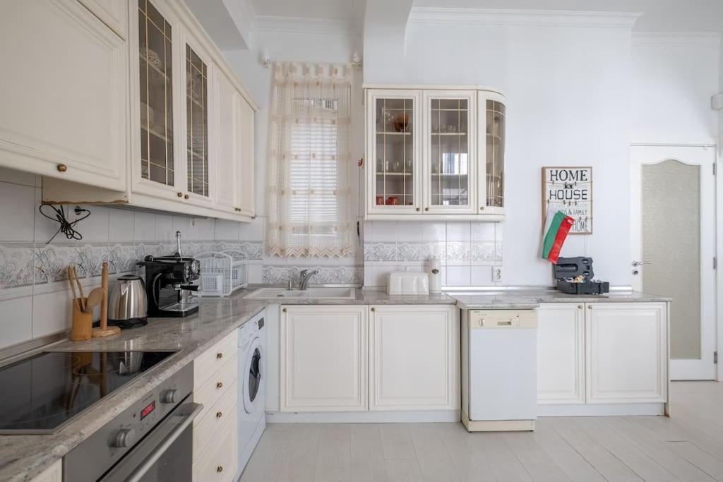Aristocratic Elegant 2 BDRM spacious home TOP CENTER