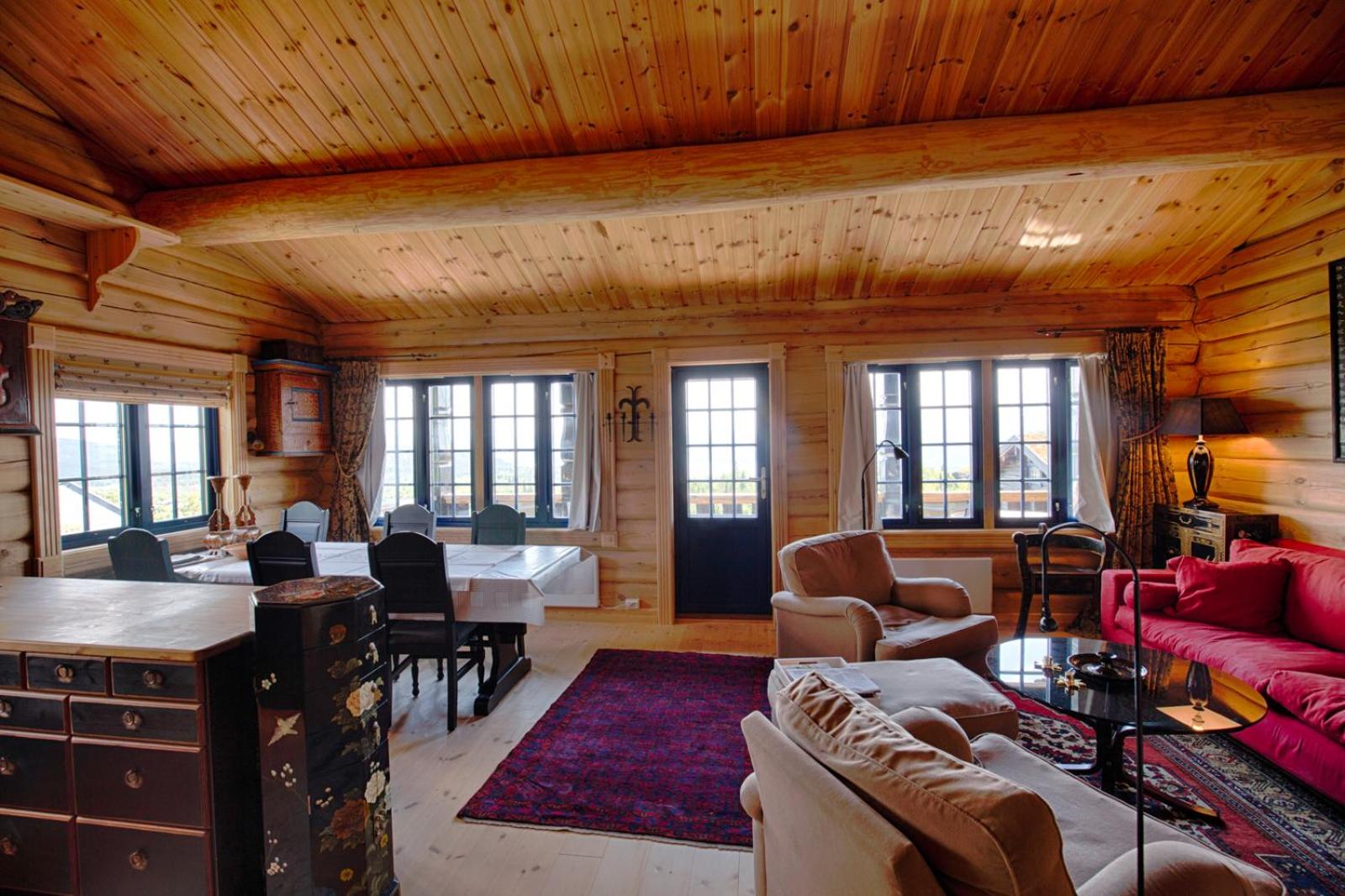 Mountain Escape With Modern Amenities