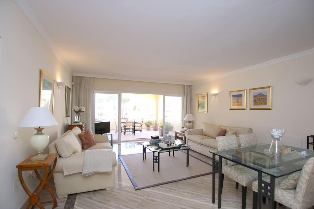 Cosy beach side apartment overlooking the pool