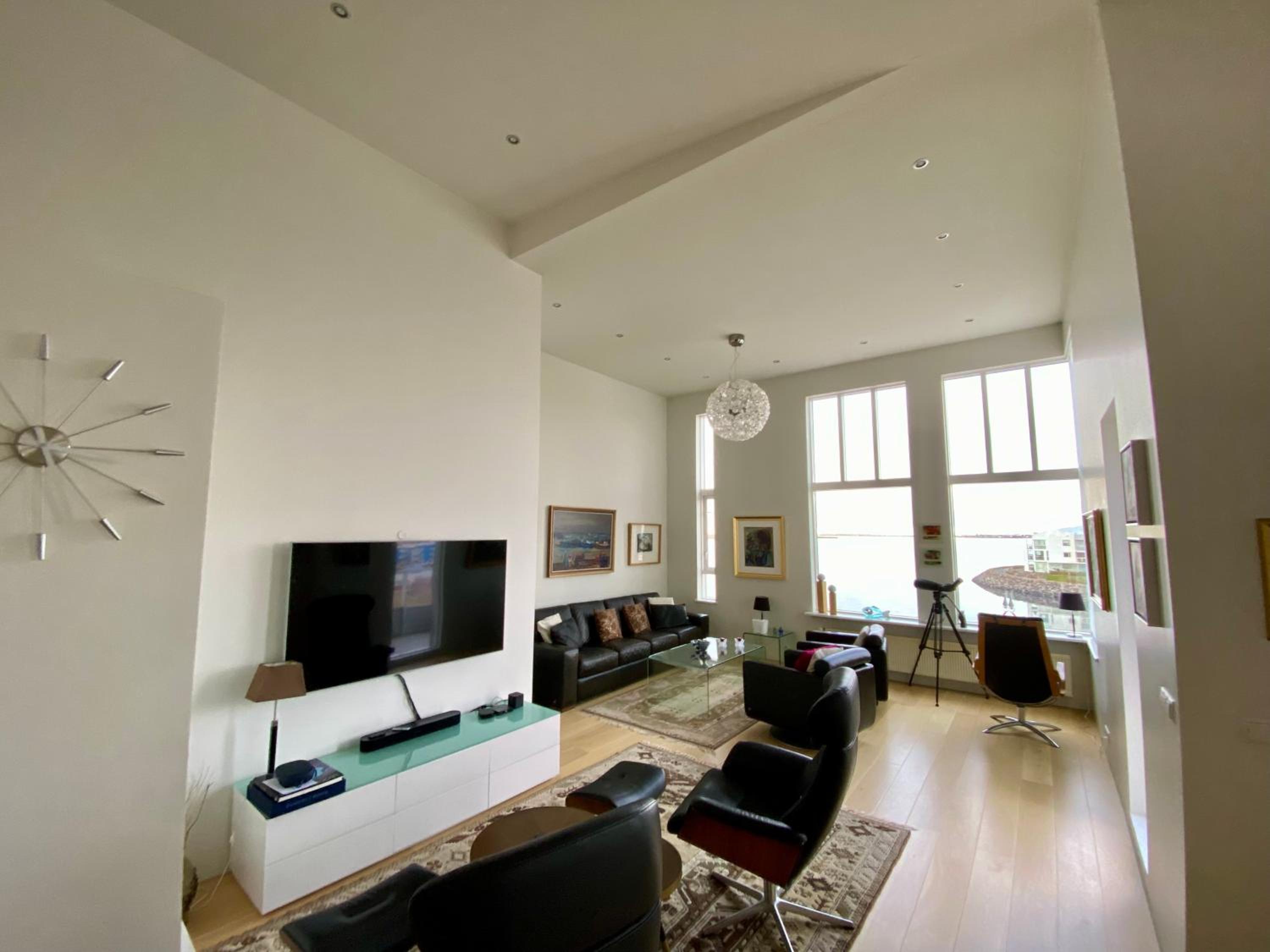 Beautiful and Luxurious Oceanfront Apartment view 2