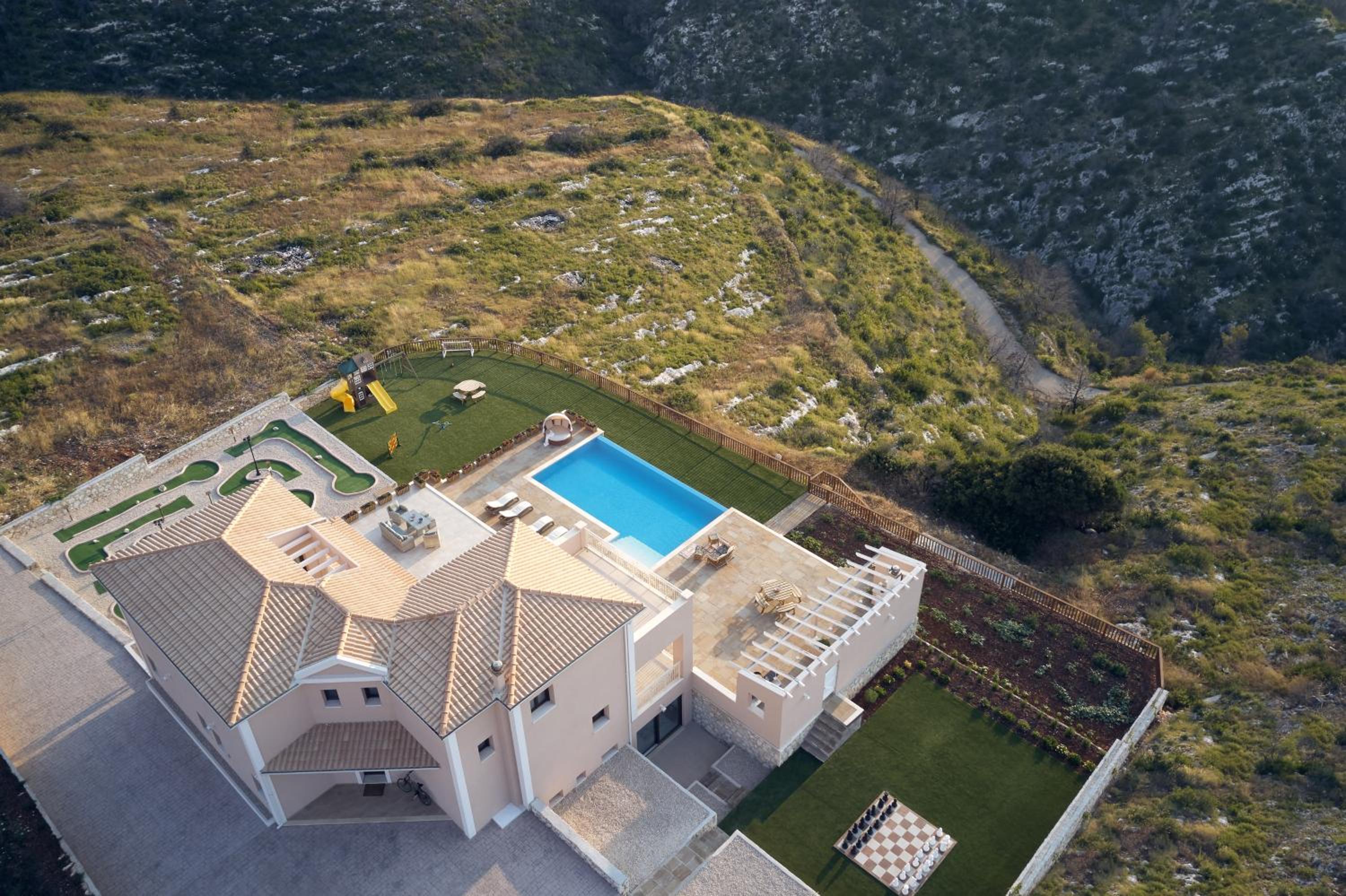 Karousa Villa - A luxury retreat with stunning views, by Zantewize