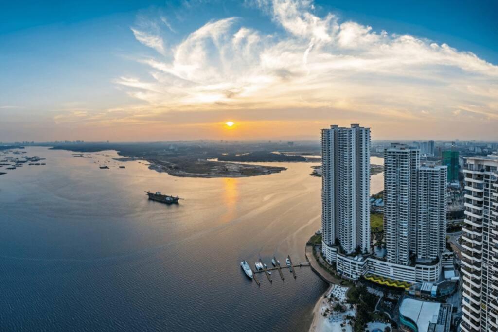 Astonishing Ocean View 4 Bedroom Huge Balcony 2 Car Park