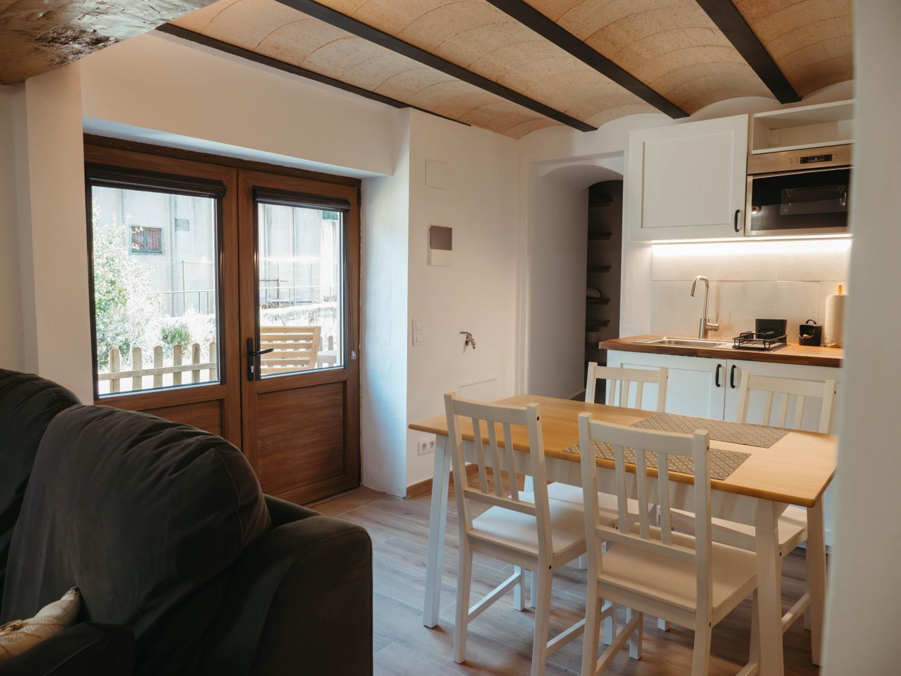 Apartament amb terrassa al costat del riu view 2