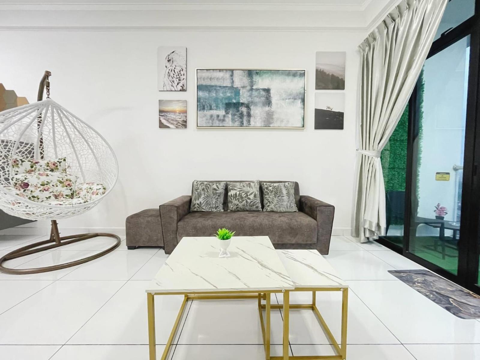 PLATINO, Huge Family 3BR Suite, Few steps to Paradigm Mall & Escape JB