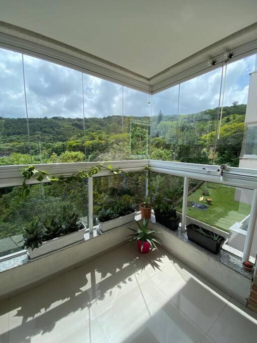 Apartamento Moderno com Vista para a Natureza