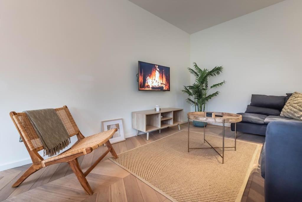 Chic Oud-Zuid Apartment steps from Vondelpark & Museums with View