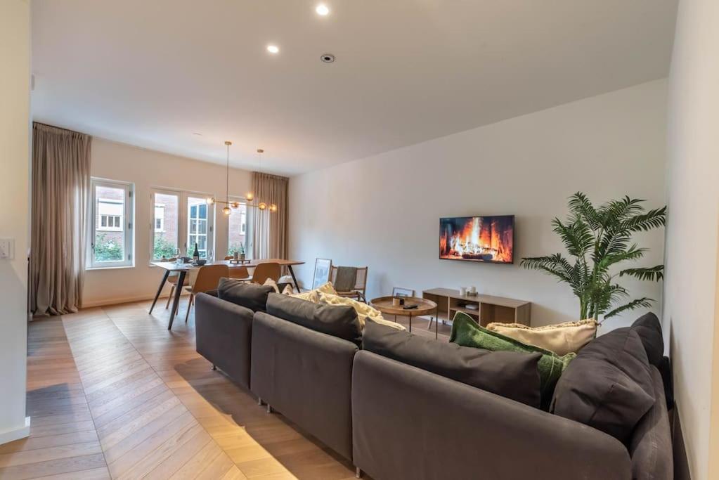 Chic Oud-Zuid Apartment steps from Vondelpark & Museums with View