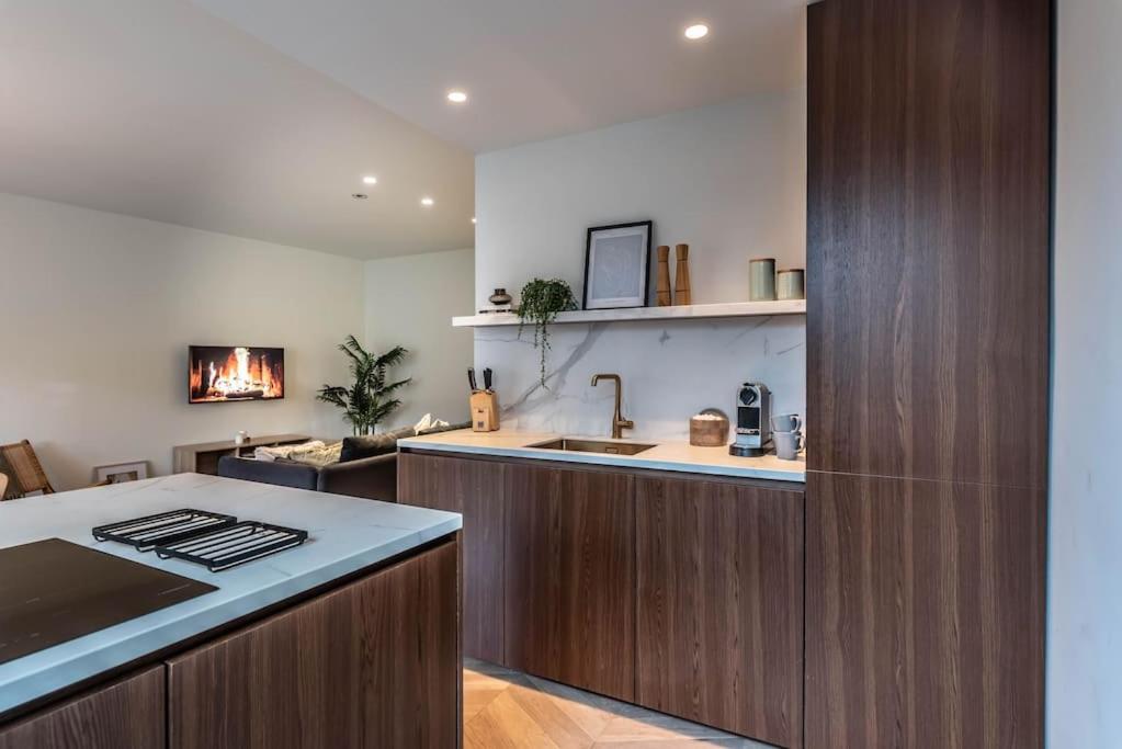 Chic Oud-Zuid Apartment steps from Vondelpark & Museums with View