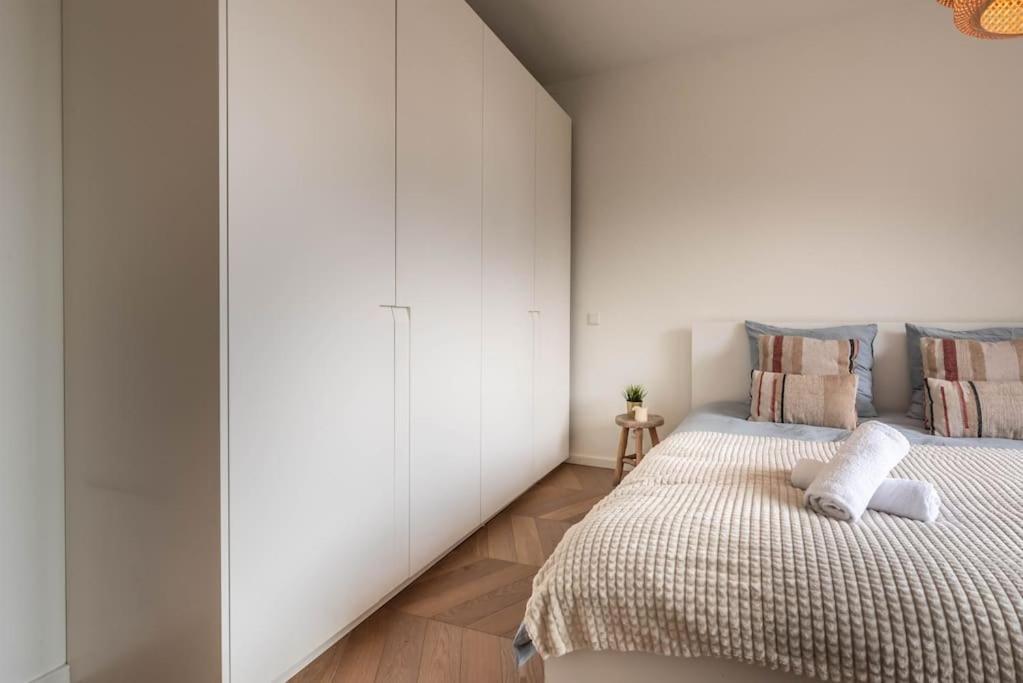 Chic Oud-Zuid Apartment steps from Vondelpark & Museums with View