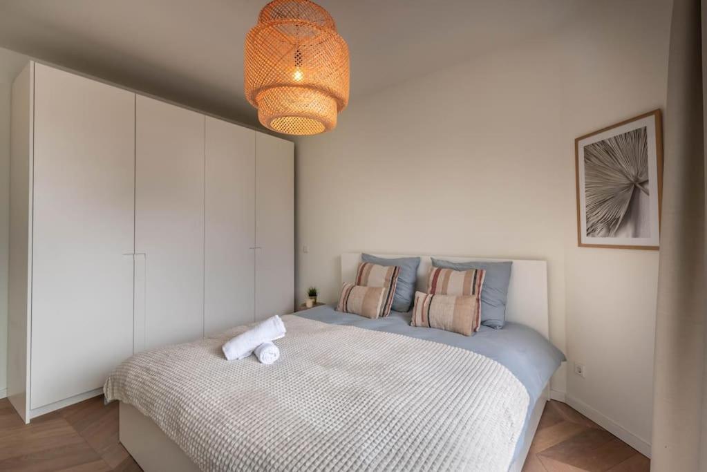 Chic Oud-Zuid Apartment steps from Vondelpark & Museums with View