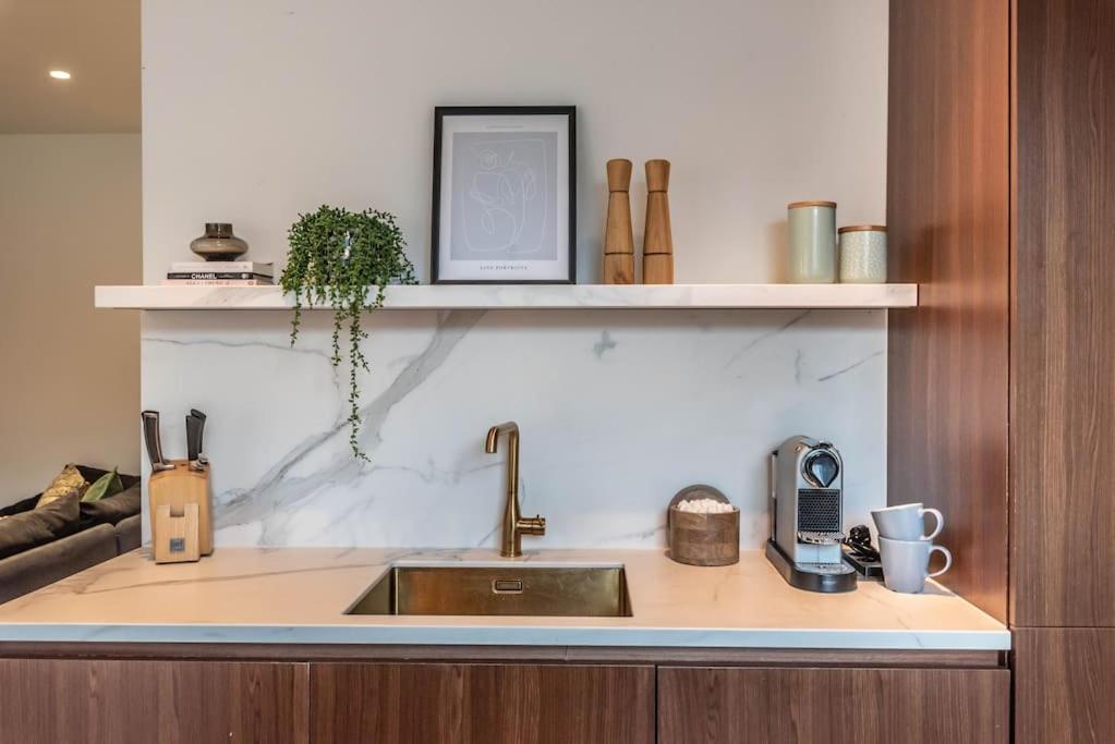 Chic Oud-Zuid Apartment steps from Vondelpark & Museums with View