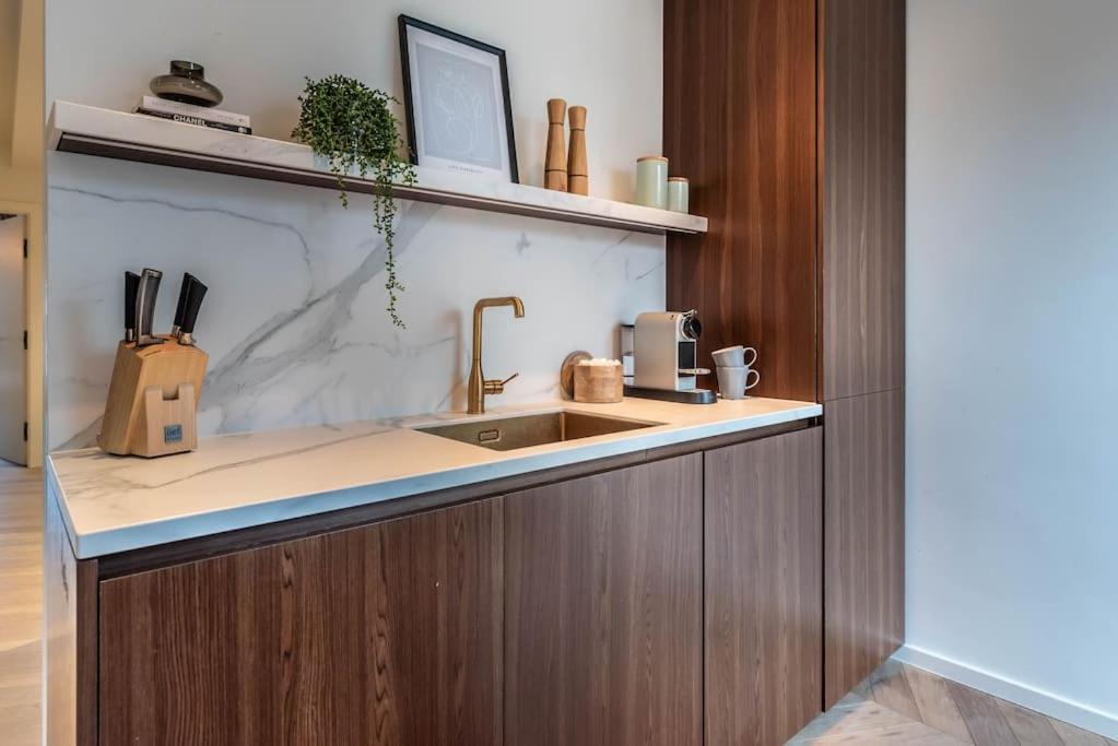 Chic Oud-Zuid Apartment steps from Vondelpark & Museums with View