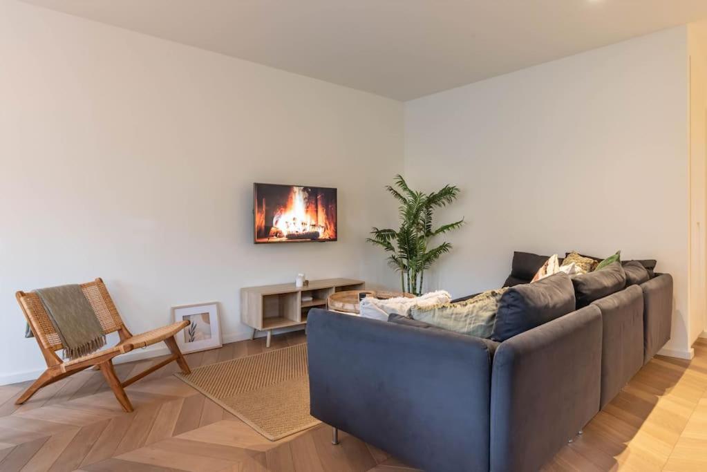Chic Oud-Zuid Apartment steps from Vondelpark & Museums with View