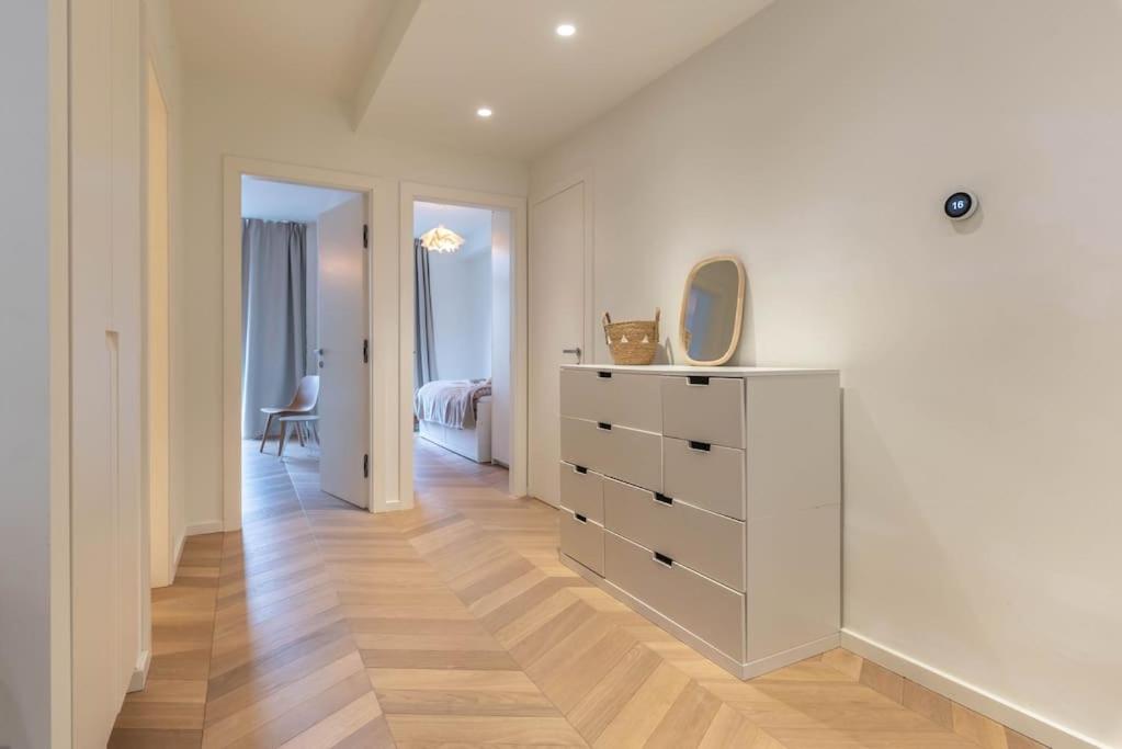 Chic Oud-Zuid Apartment steps from Vondelpark & Museums with View