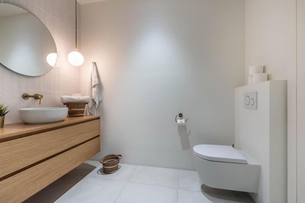 Chic Oud-Zuid Apartment steps from Vondelpark & Museums with View