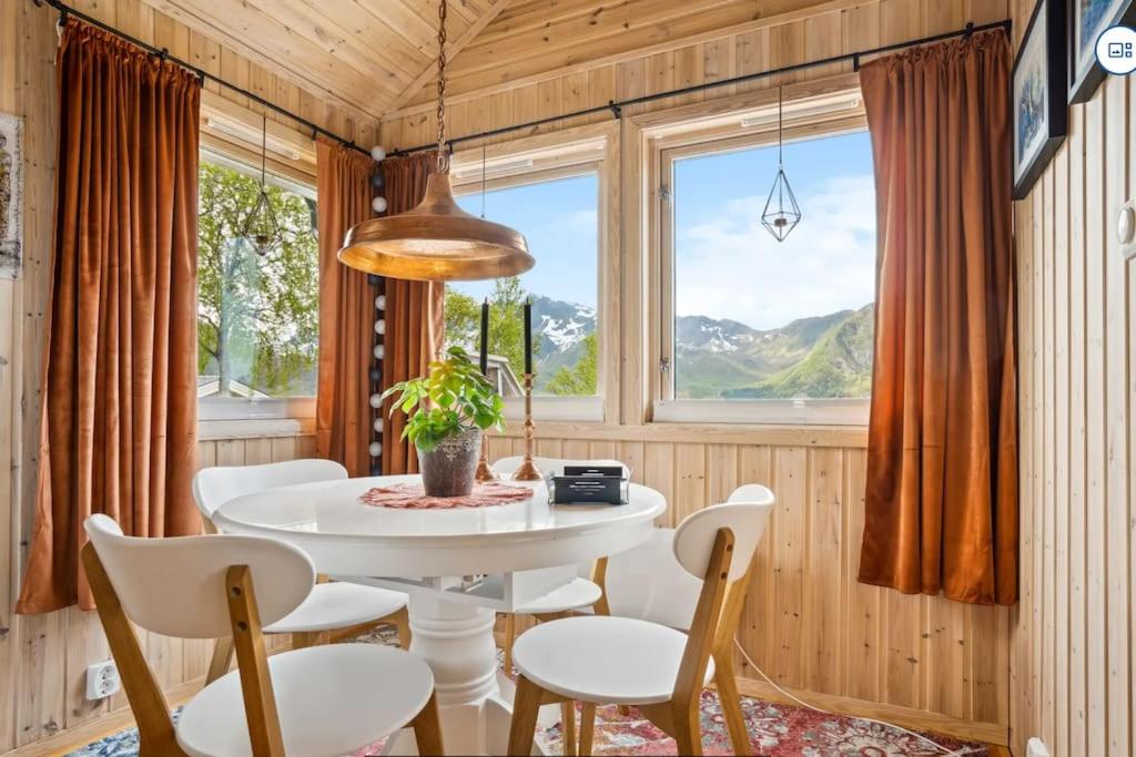 Charming Cabin in Lofoten with Stunning Sea View, VÅGAN, WiFi view 2