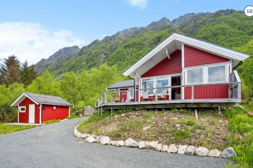Charming Cabin in Lofoten with Stunning Sea View, VÅGAN, WiFi view 4