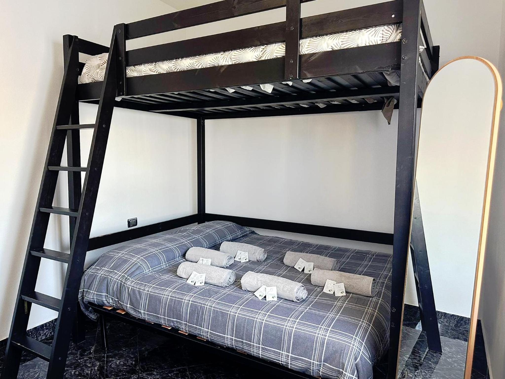 RED HOUSE - BEAUTIFUL APARTMENT - METRO m1