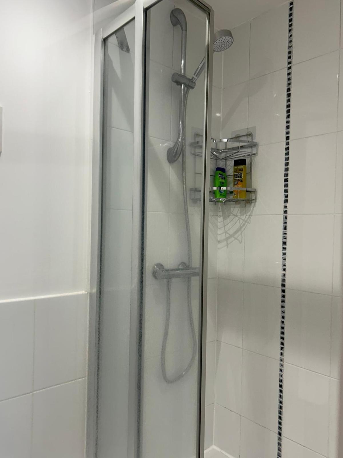 4 Beds 2 Bath Lift Refurbished MONTHLY DISCOUNTS view 4