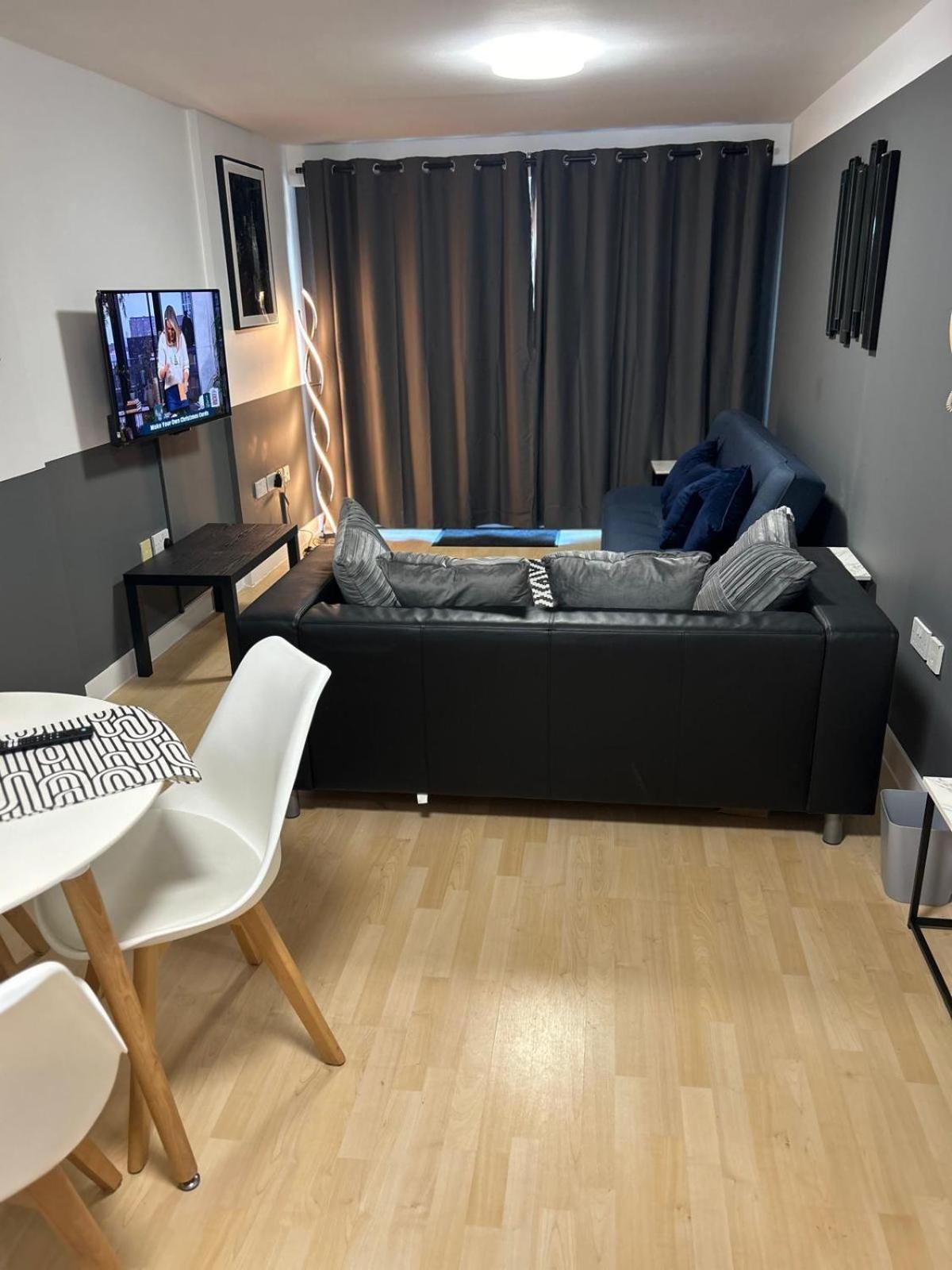 4 Beds 2 Bath Lift Refurbished MONTHLY DISCOUNTS view 2