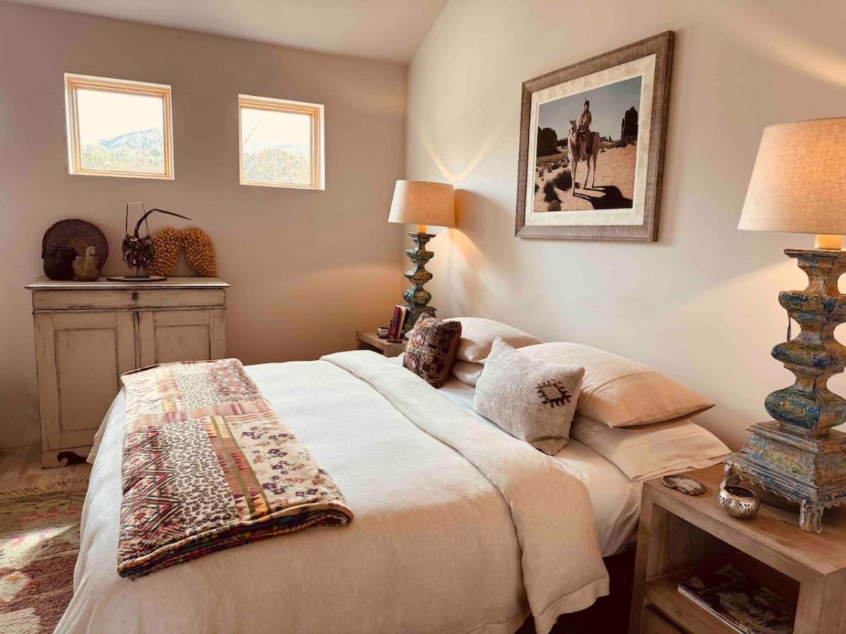 Santa Fe Modern FARMHOUSE 1 ACRE PRIVATE RD SOAKING ROOM 3 min Canyon rd view 2