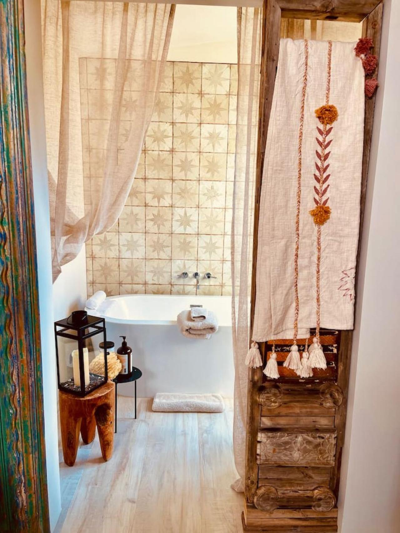 Santa Fe Modern FARMHOUSE 1 ACRE PRIVATE RD SOAKING ROOM 3 min Canyon rd view 4