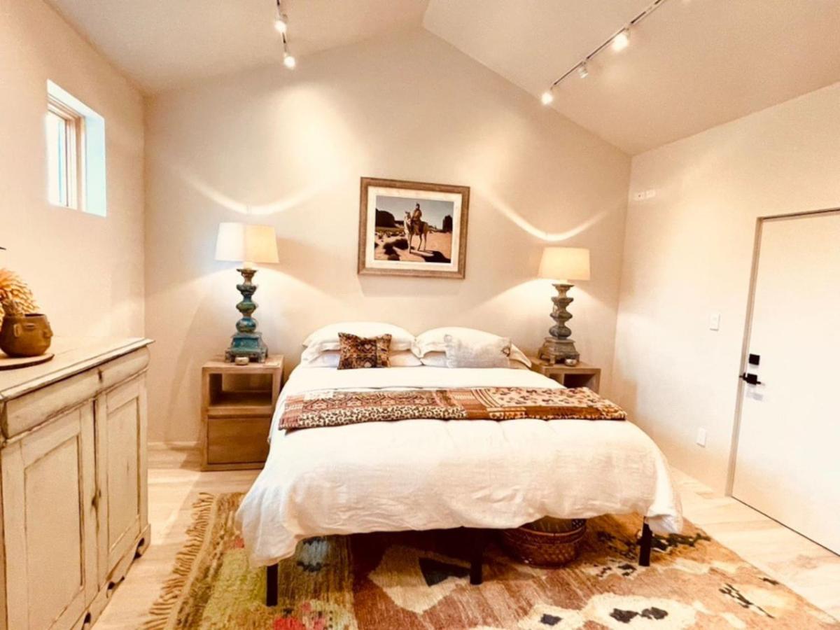 Santa Fe Modern FARMHOUSE 1 ACRE PRIVATE RD SOAKING ROOM 3 min Canyon rd view 5