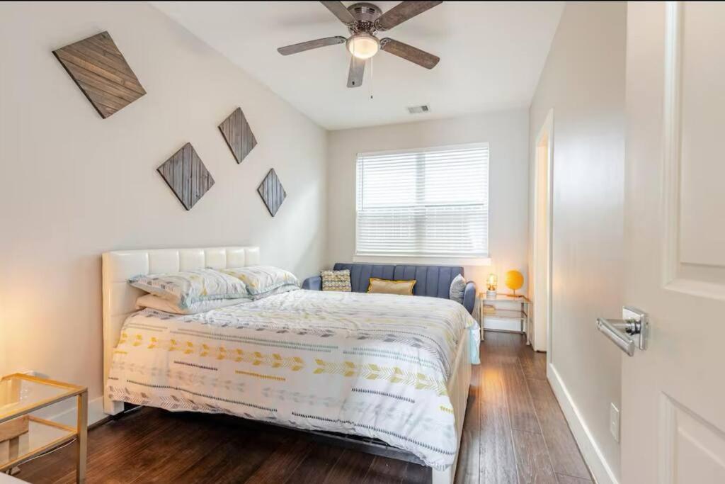 Naya's Houston townhome near NRG stadium view 3