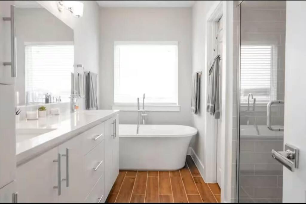 Naya's Houston townhome near NRG stadium view 4