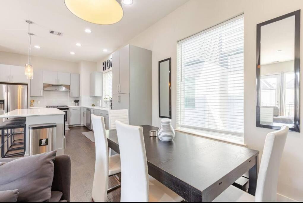 Naya's Houston townhome near NRG stadium view 5