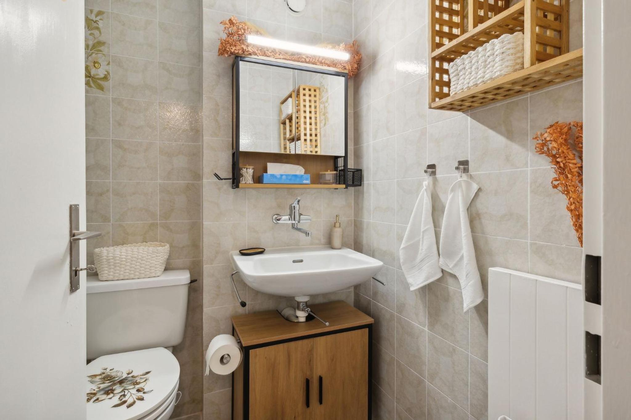 ReMo I 4 Seasons Apartment I 1-4 Personen I See, Bergsicht I 65'' Smart TV, Tischkicker und Badewanne I Parkplatz