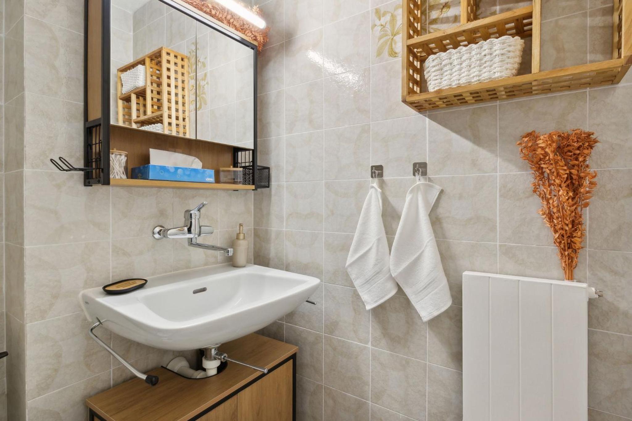 ReMo I 4 Seasons Apartment I 1-4 Personen I See, Bergsicht I 65'' Smart TV, Tischkicker und Badewanne I Parkplatz
