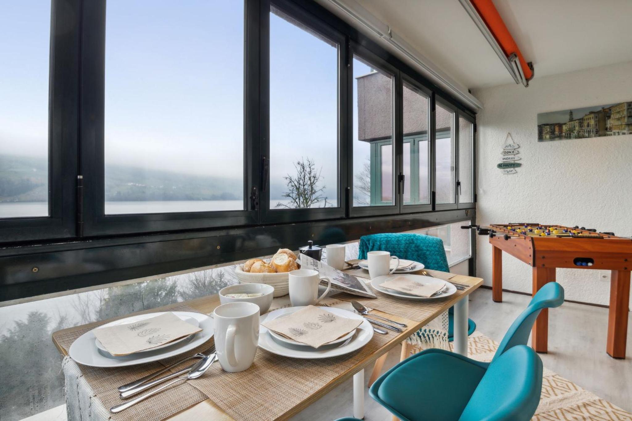 ReMo I 4 Seasons Apartment I 1-4 Personen I See, Bergsicht I 65'' Smart TV, Tischkicker und Badewanne I Parkplatz
