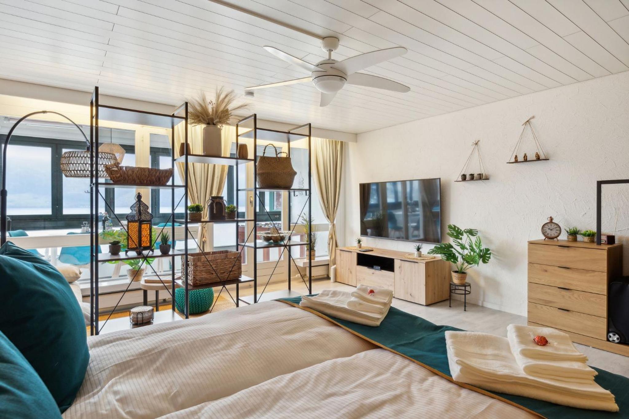 ReMo I 4 Seasons Apartment I 1-4 Personen I See, Bergsicht I 65'' Smart TV, Tischkicker und Badewanne I Parkplatz