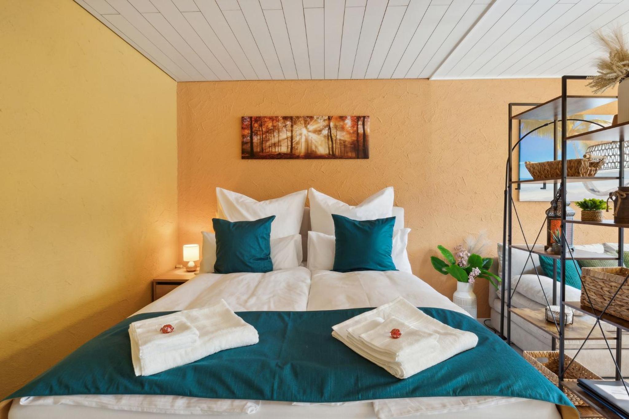 ReMo I 4 Seasons Apartment I 1-4 Personen I See, Bergsicht I 65'' Smart TV, Tischkicker und Badewanne I Parkplatz