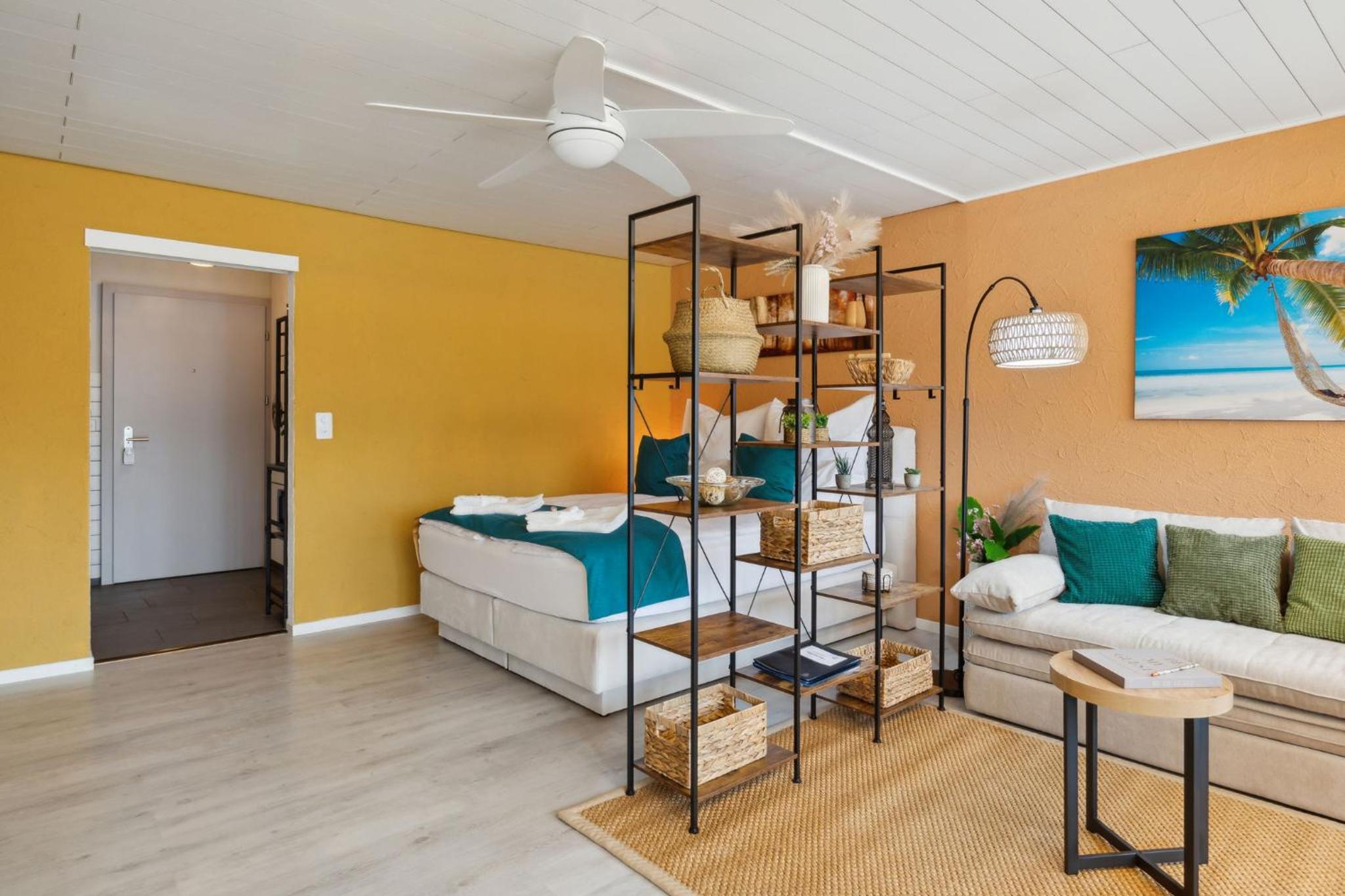 ReMo I 4 Seasons Apartment I 1-4 Personen I See, Bergsicht I 65'' Smart TV, Tischkicker und Badewanne I Parkplatz