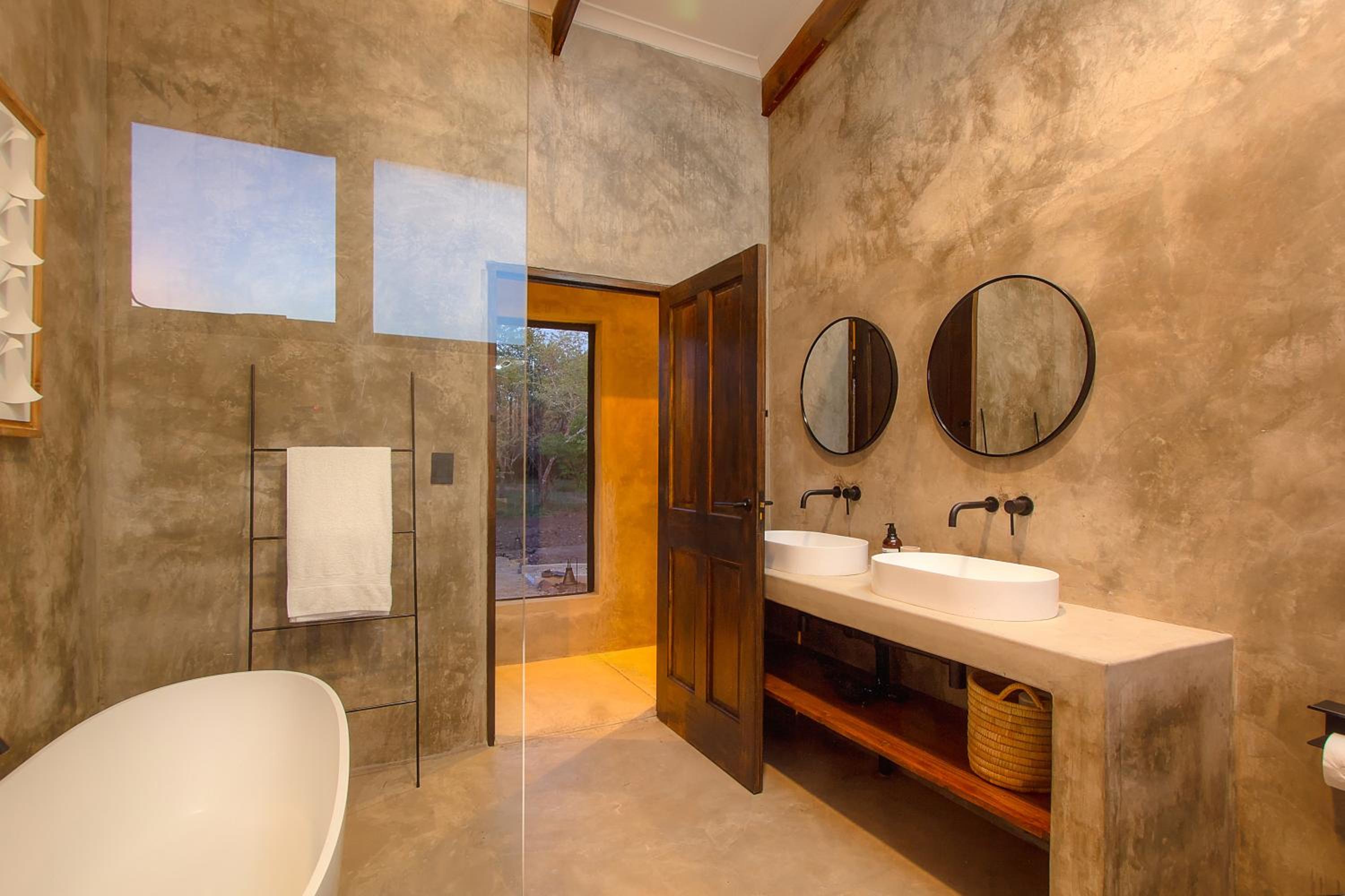 The Duke Luxury Safari Villa, Huge Pool, Giraffe-Feeding-Tower, Outdoor Shower view 4
