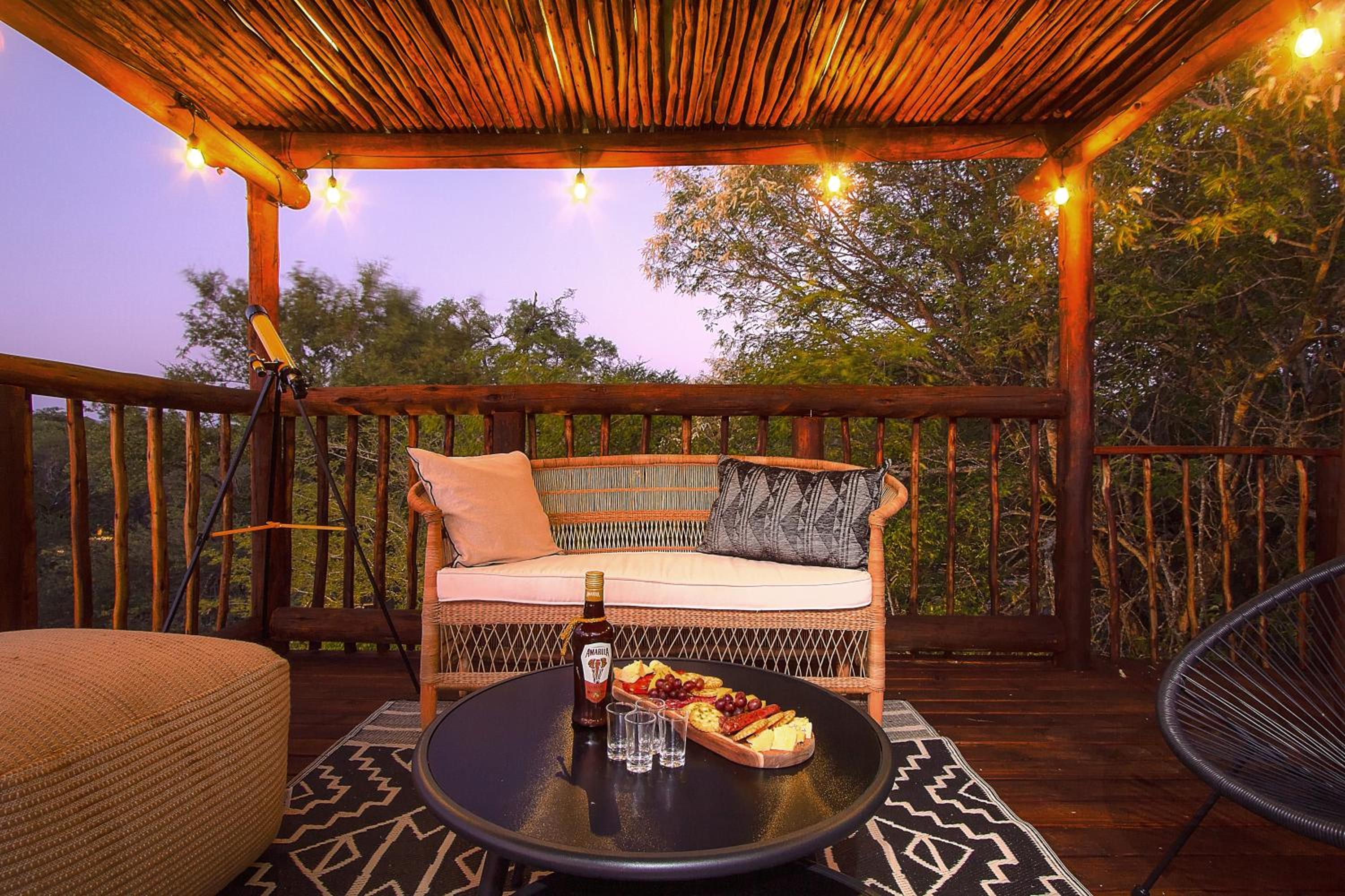 The Duke Luxury Safari Villa, Huge Pool, Giraffe-Feeding-Tower, Outdoor Shower view 5