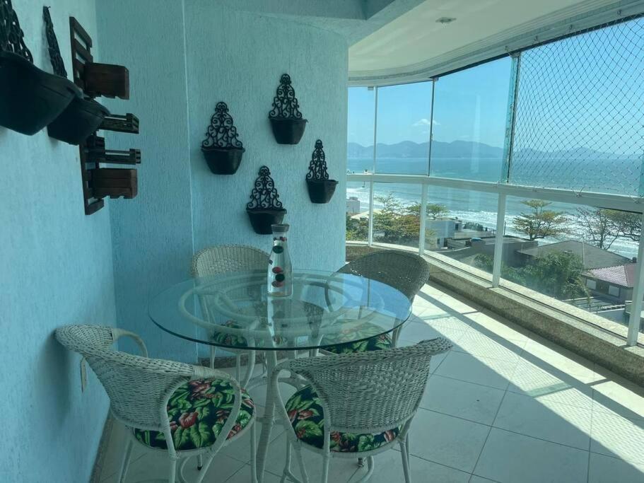 Apto espaçoso em frente ao mar