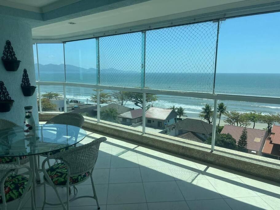 Apto espaçoso em frente ao mar