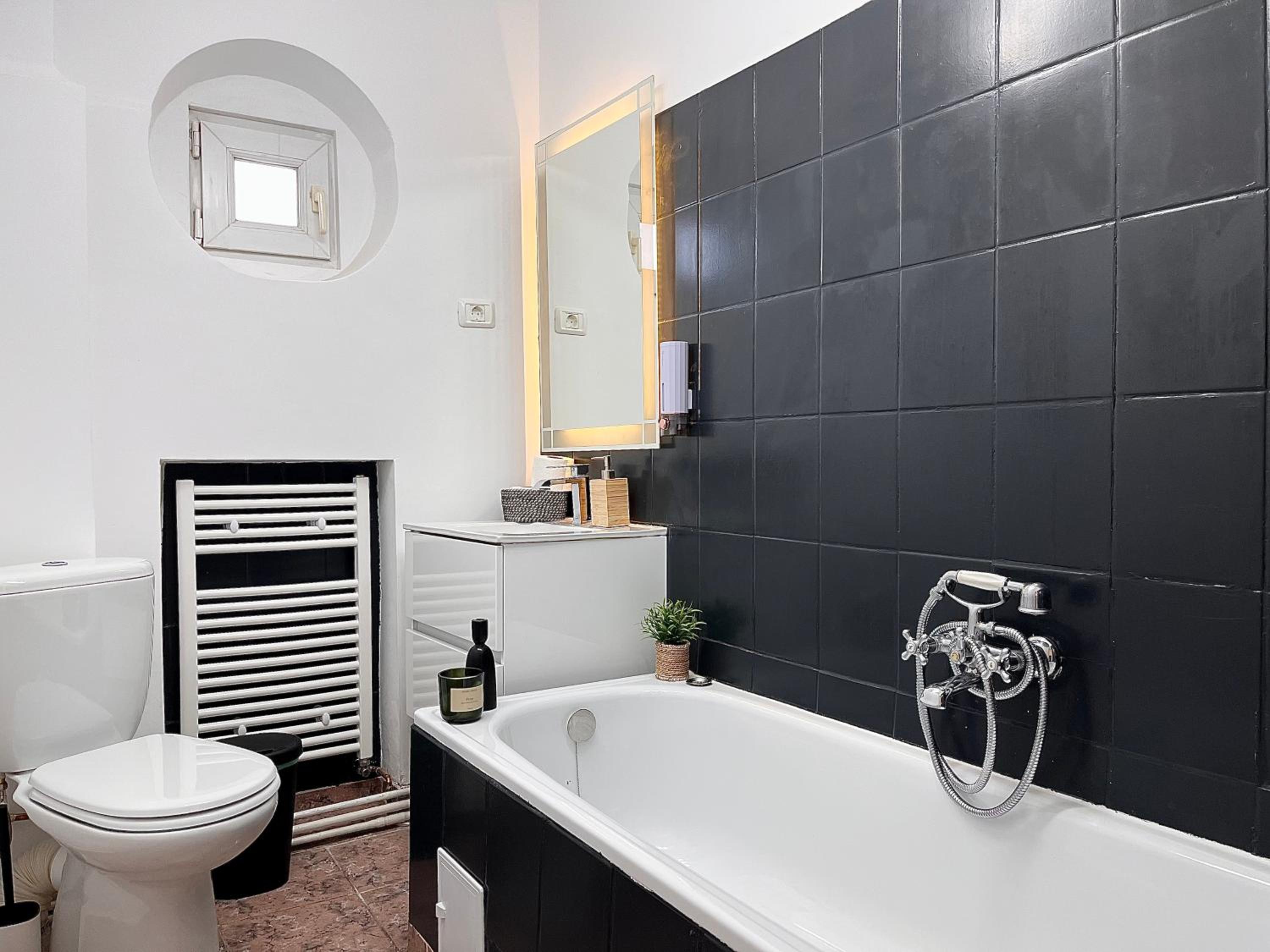 Woodie Apartment with Modern Design near Piata Unirii view 4