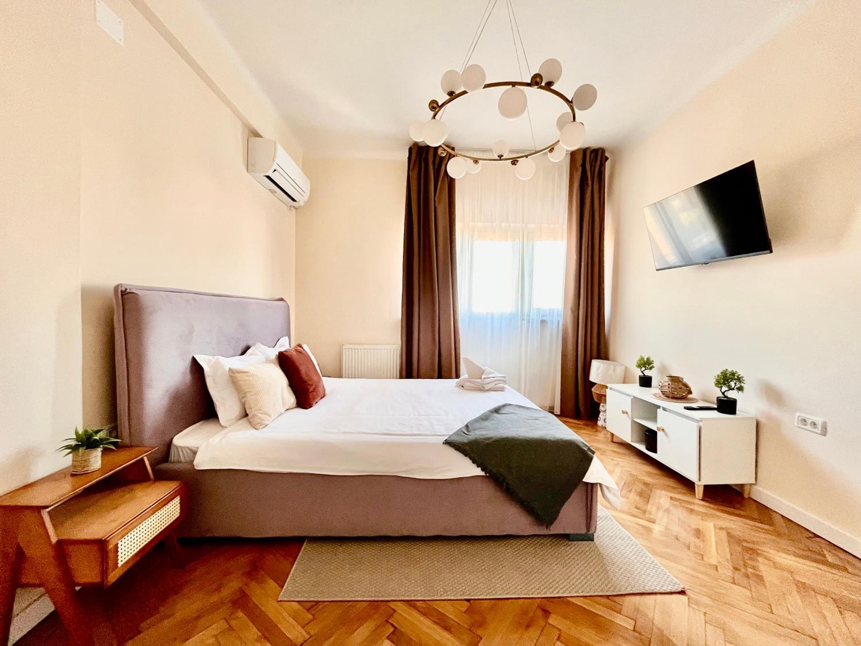 Woodie Apartment with Modern Design near Piata Unirii view 2