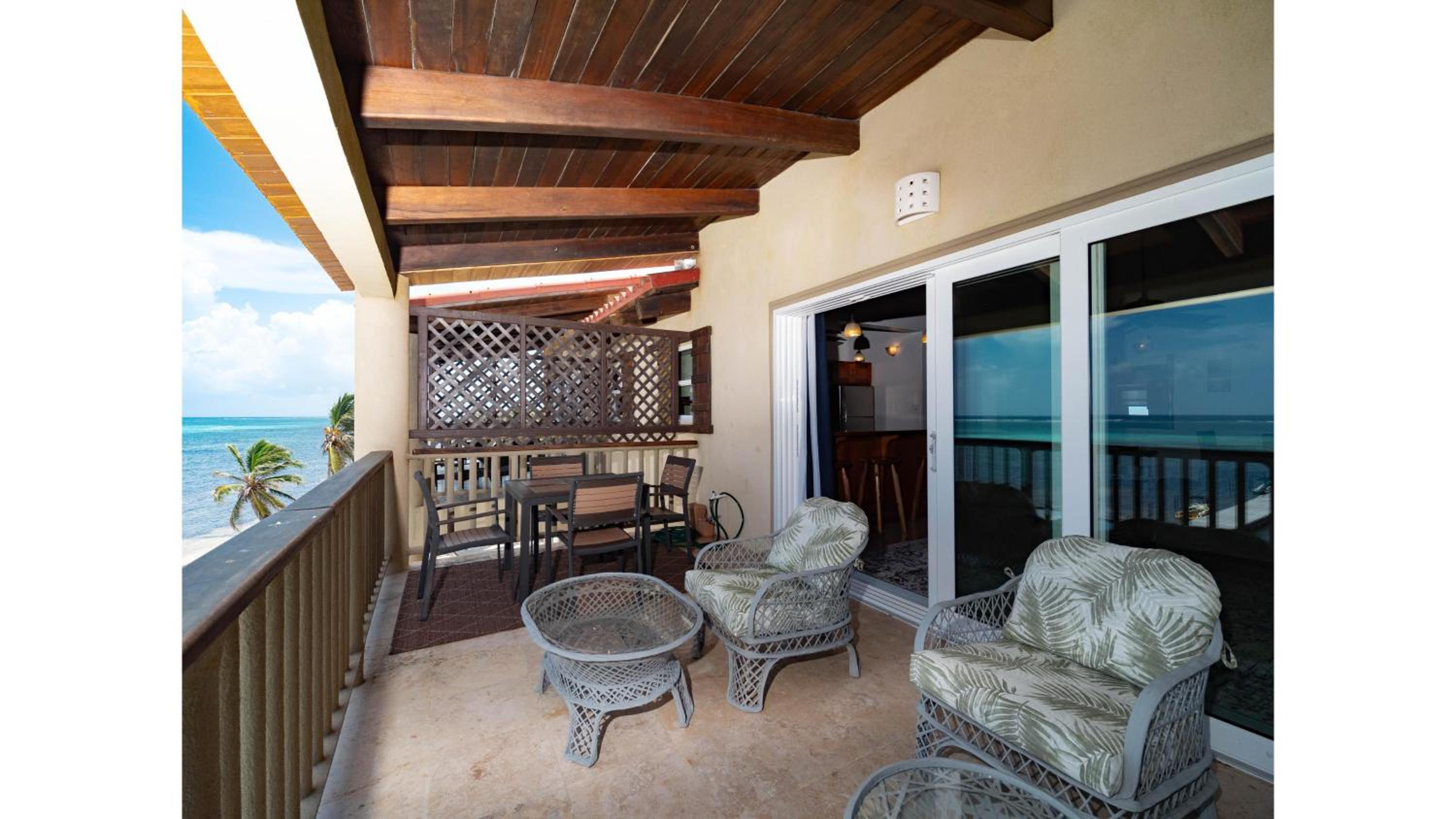 Residences at Barrier Reef 1-2C Oceanfront 2 BR by Stay Floreo
