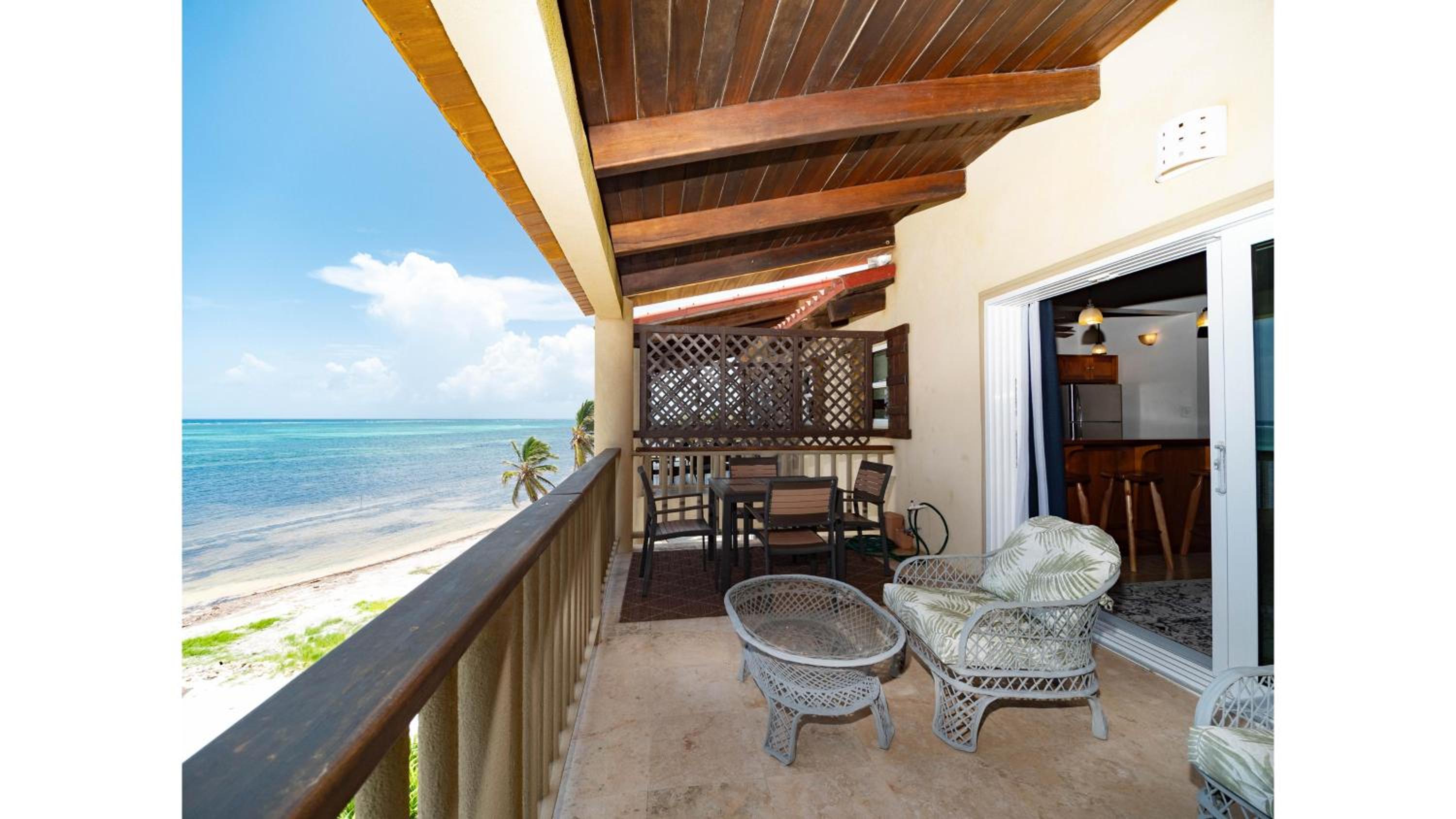 Residences at Barrier Reef 1-2C Oceanfront 2 BR by Stay Floreo